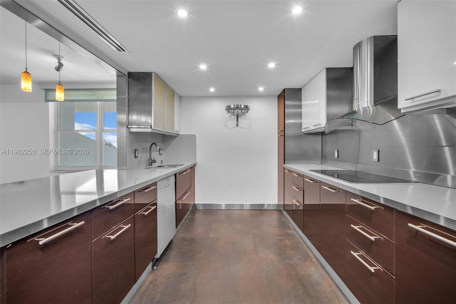 COMMODORE CLUB SOUTH COND - Residential