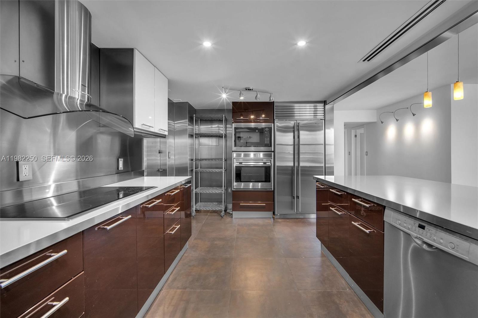 COMMODORE CLUB SOUTH COND - Residential