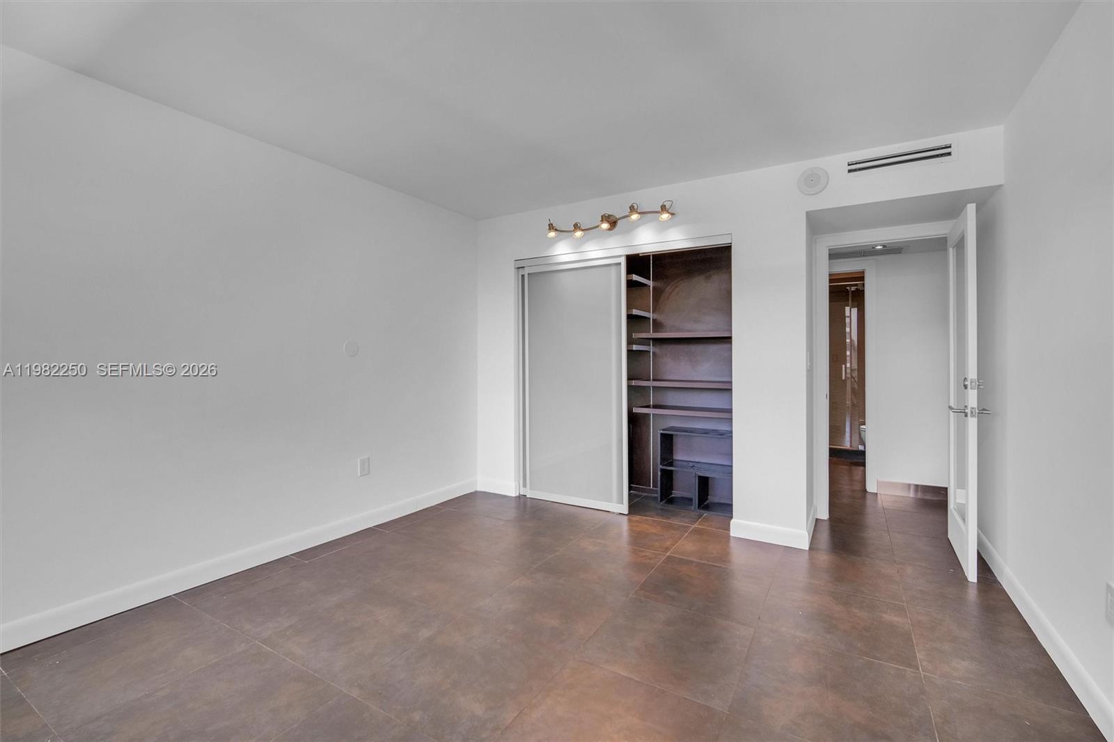 COMMODORE CLUB SOUTH COND - Residential