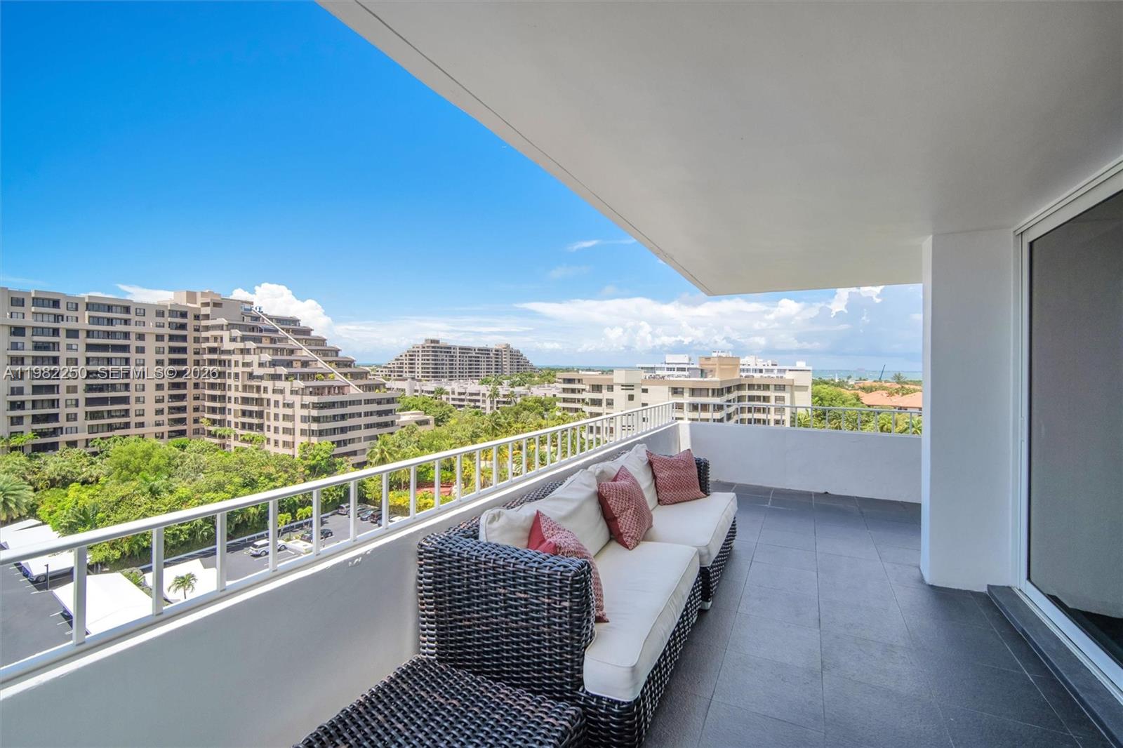 COMMODORE CLUB SOUTH COND - Residential