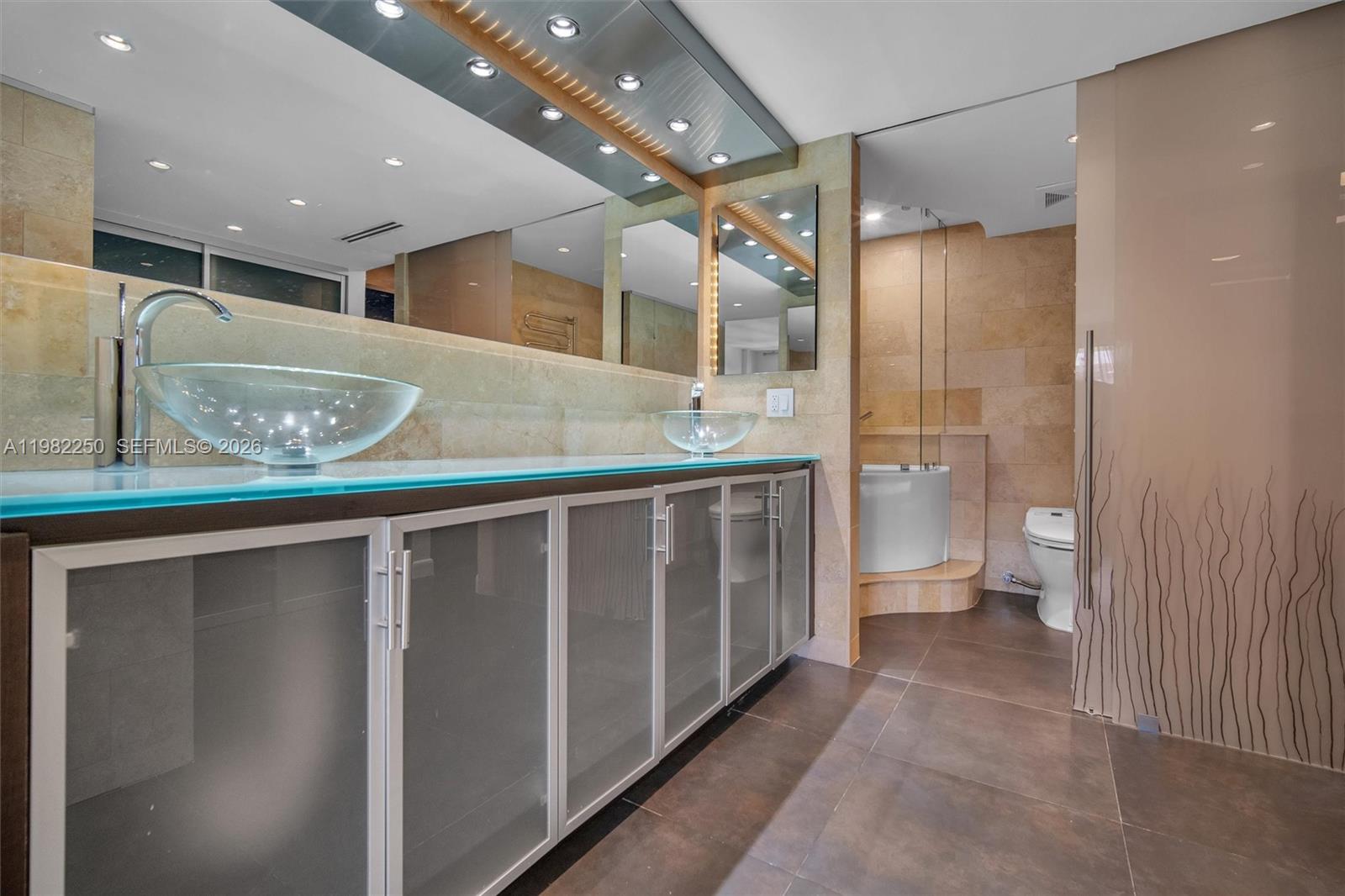 COMMODORE CLUB SOUTH COND - Residential