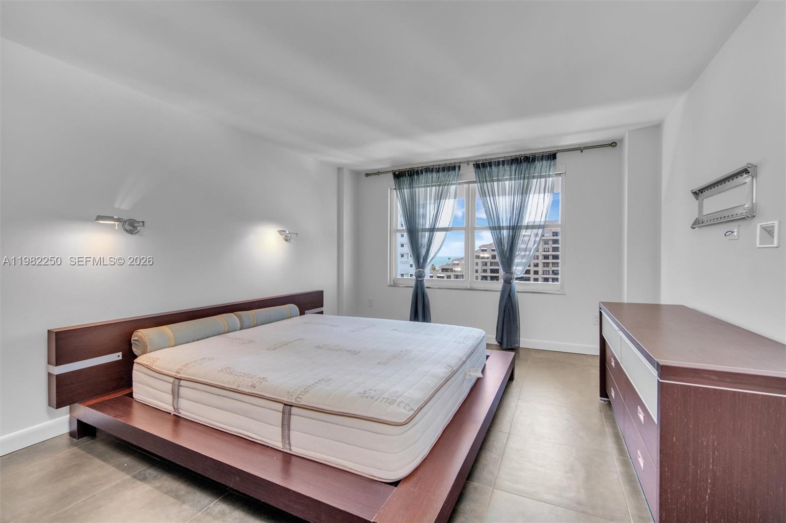 COMMODORE CLUB SOUTH COND - Residential