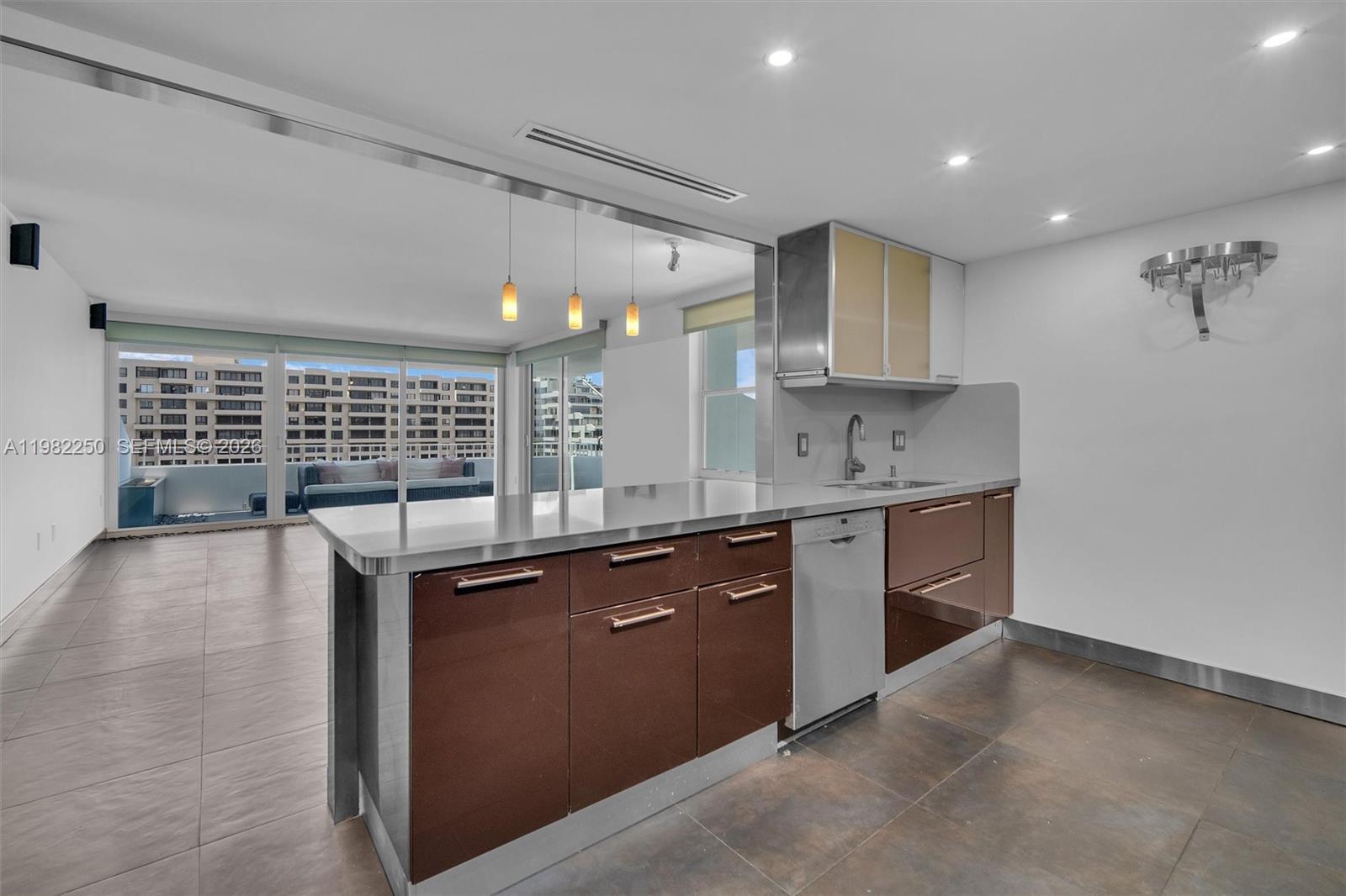 COMMODORE CLUB SOUTH COND - Residential