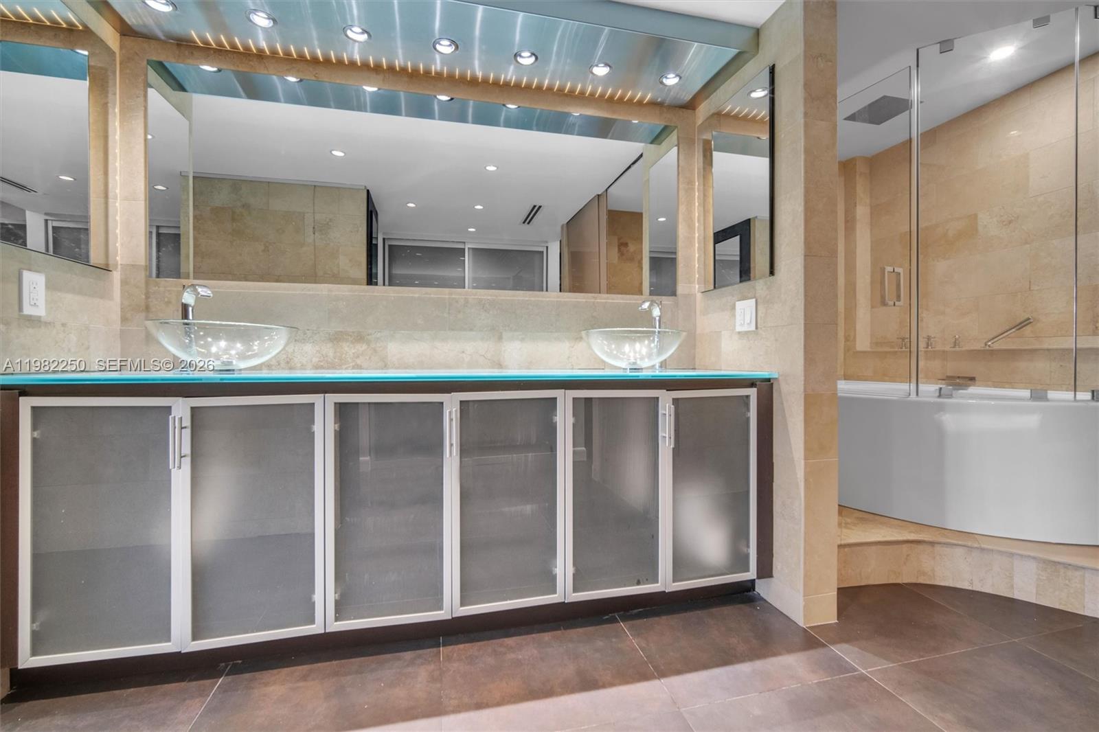 COMMODORE CLUB SOUTH COND - Residential