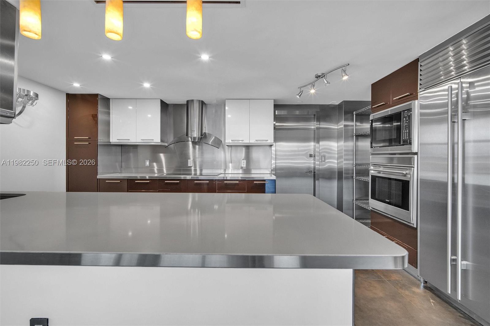 COMMODORE CLUB SOUTH COND - Residential