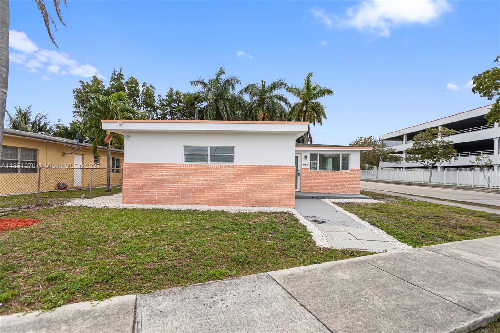 988 NW 10th St