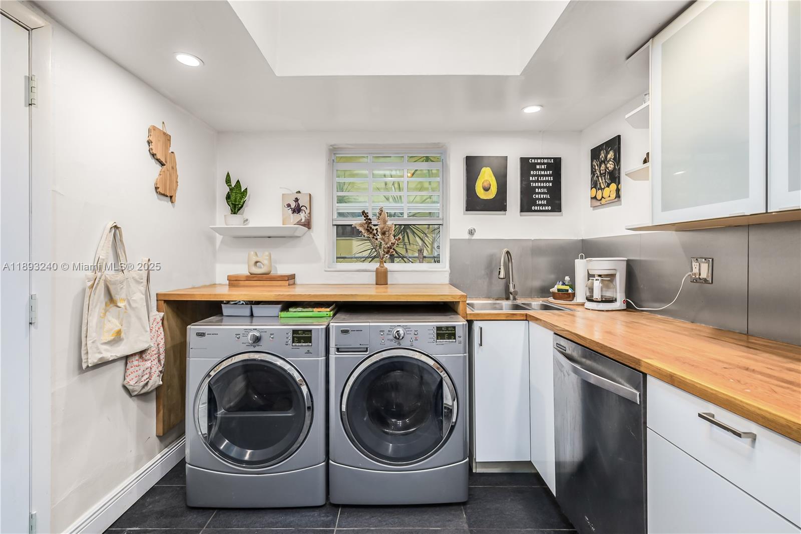 FRIENDLY CORNER CONDO - Residential