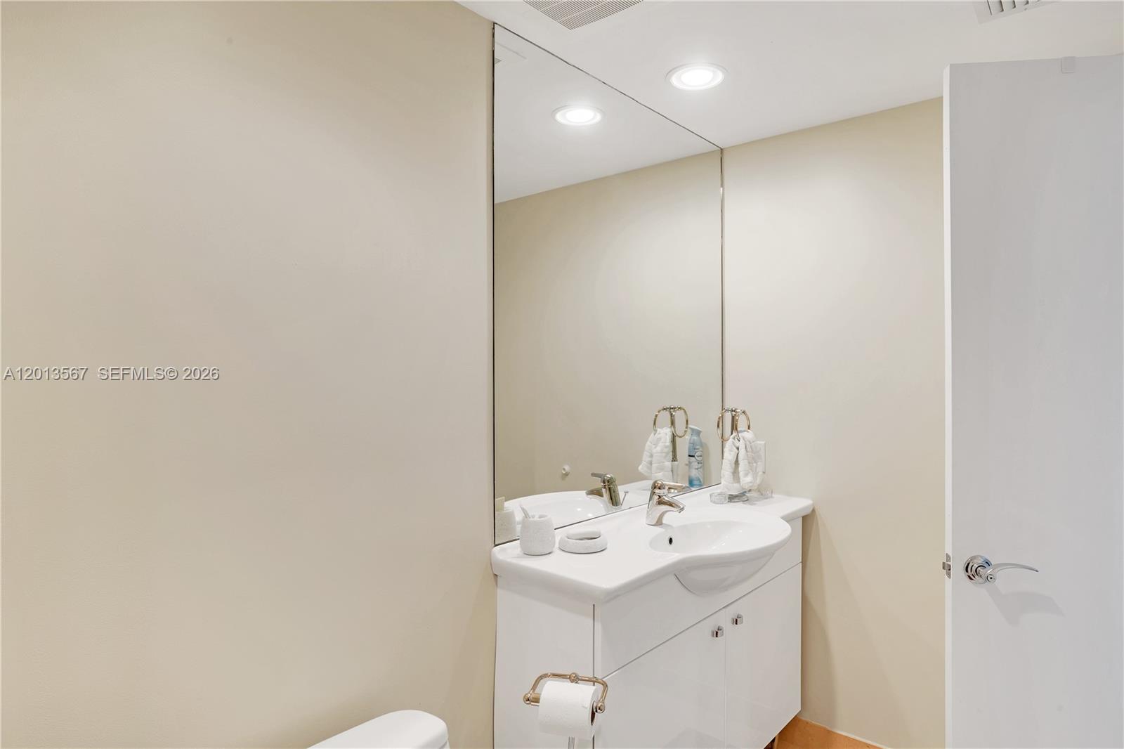BEACH CLUB CONDO - Residential Lease