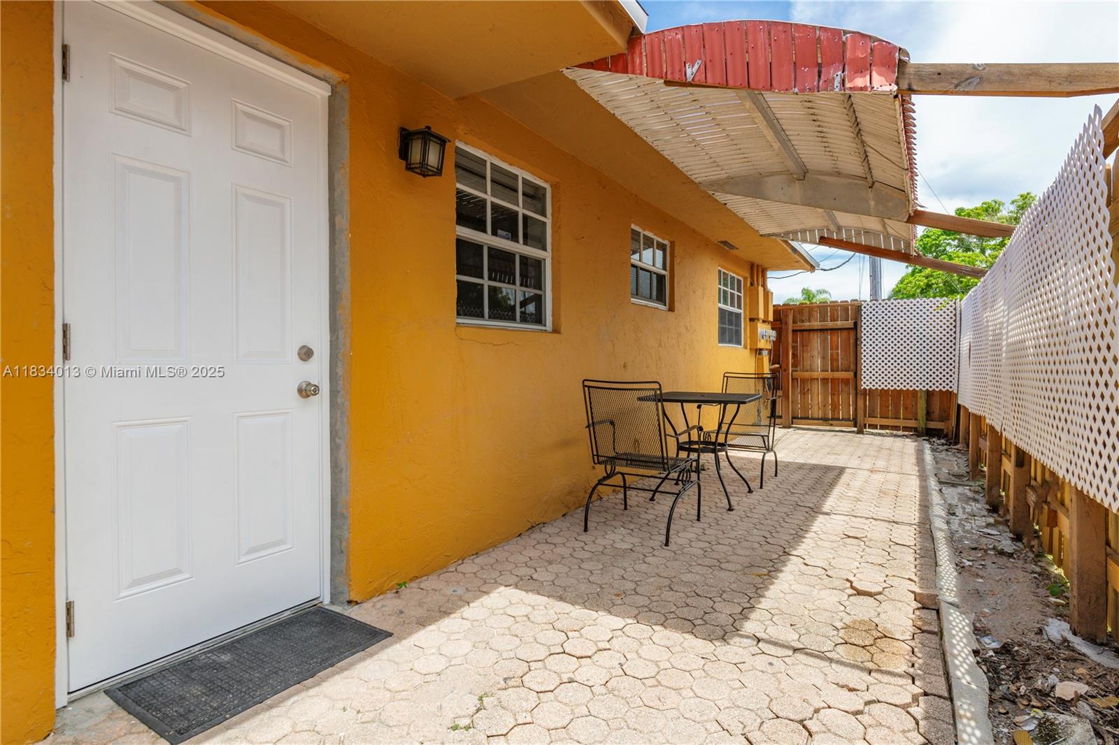 208 SE 2nd St 1-2