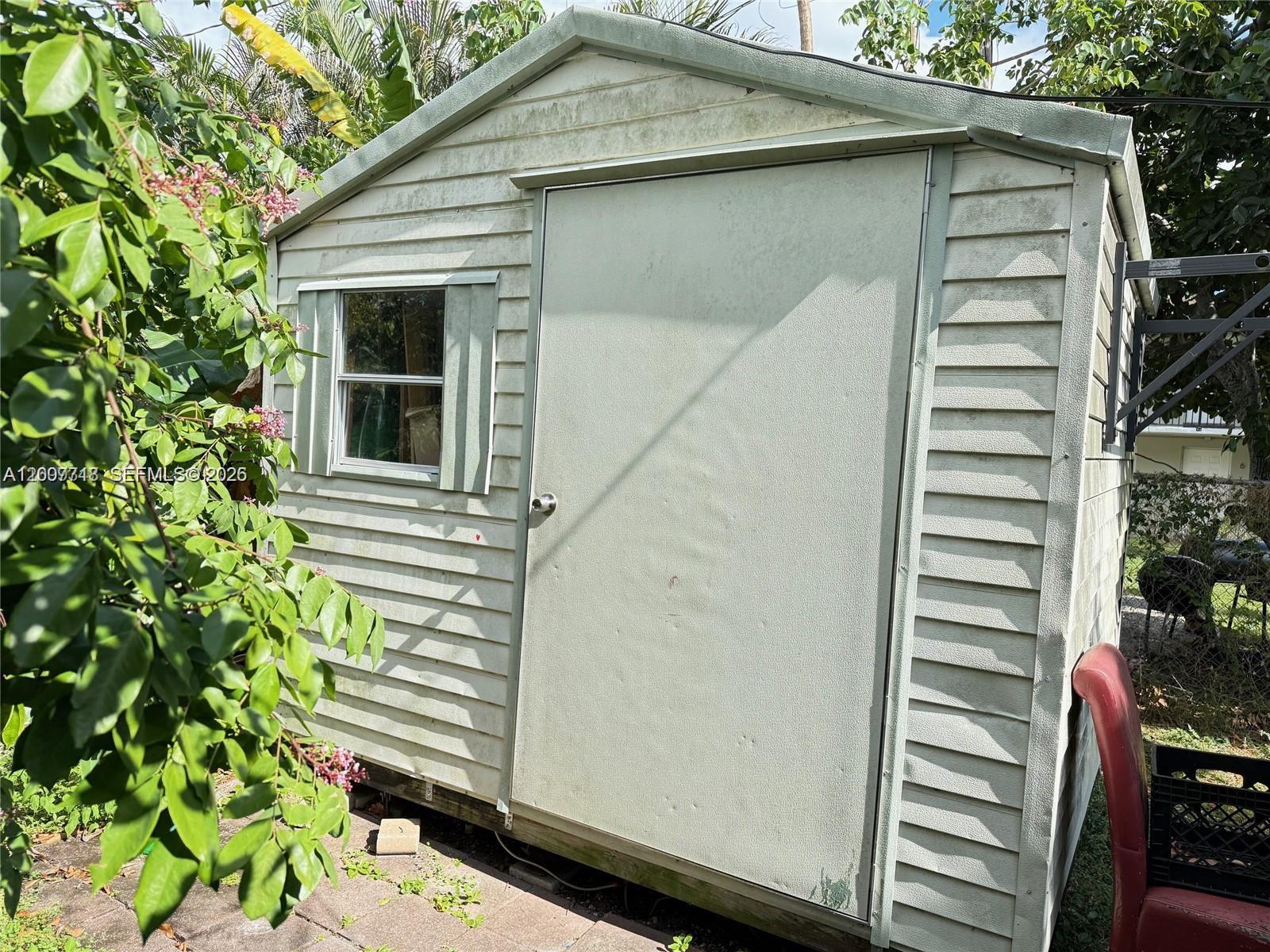 HOLLYWOOD LITTLE RANCHES - Residential