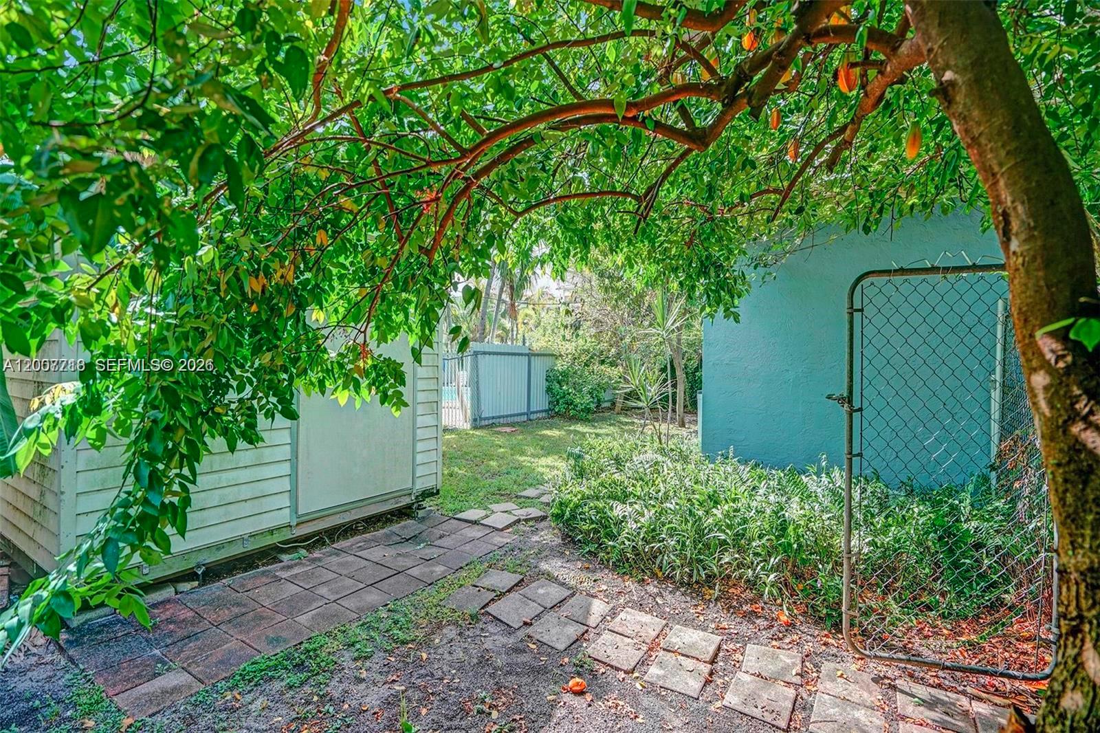 HOLLYWOOD LITTLE RANCHES - Residential