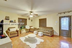 HOLLYWOOD LITTLE RANCHES - Residential