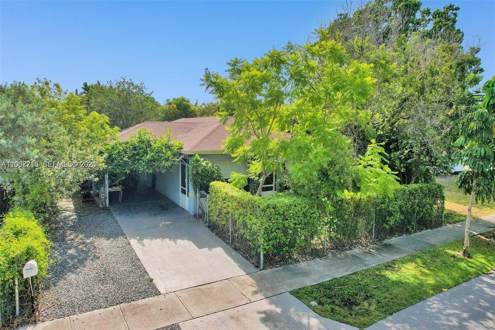 HOLLYWOOD LITTLE RANCHES - Residential