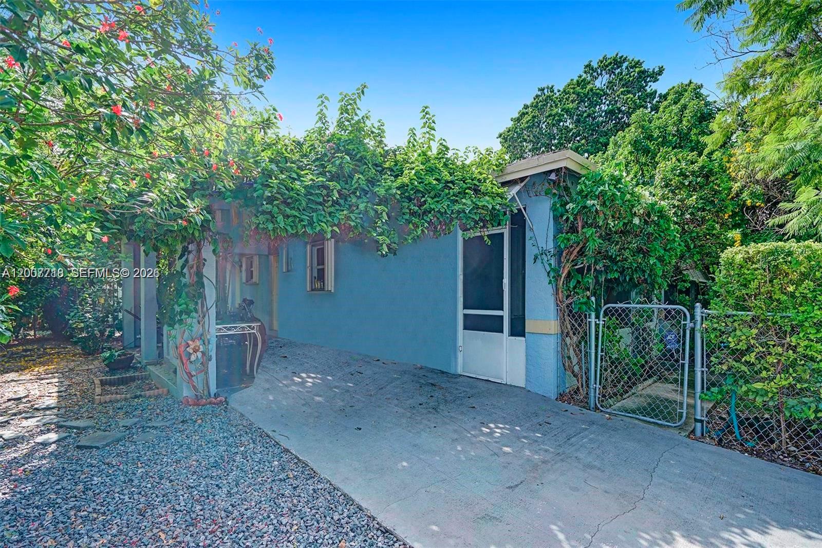 HOLLYWOOD LITTLE RANCHES - Residential