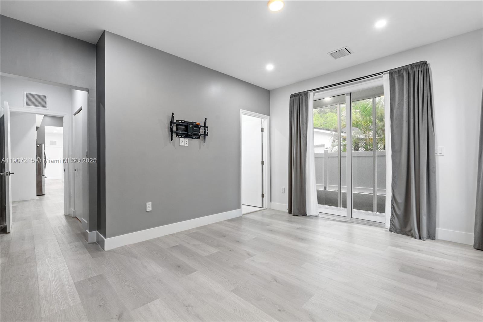 HOLLYWOOD BEACH GARDENS - Residential Lease