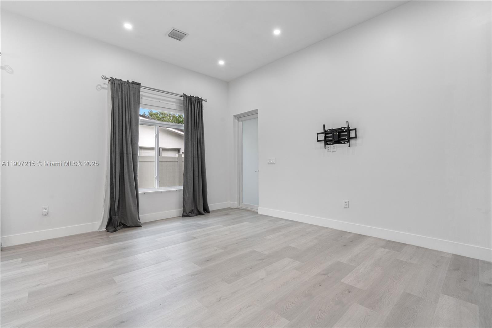 HOLLYWOOD BEACH GARDENS - Residential Lease