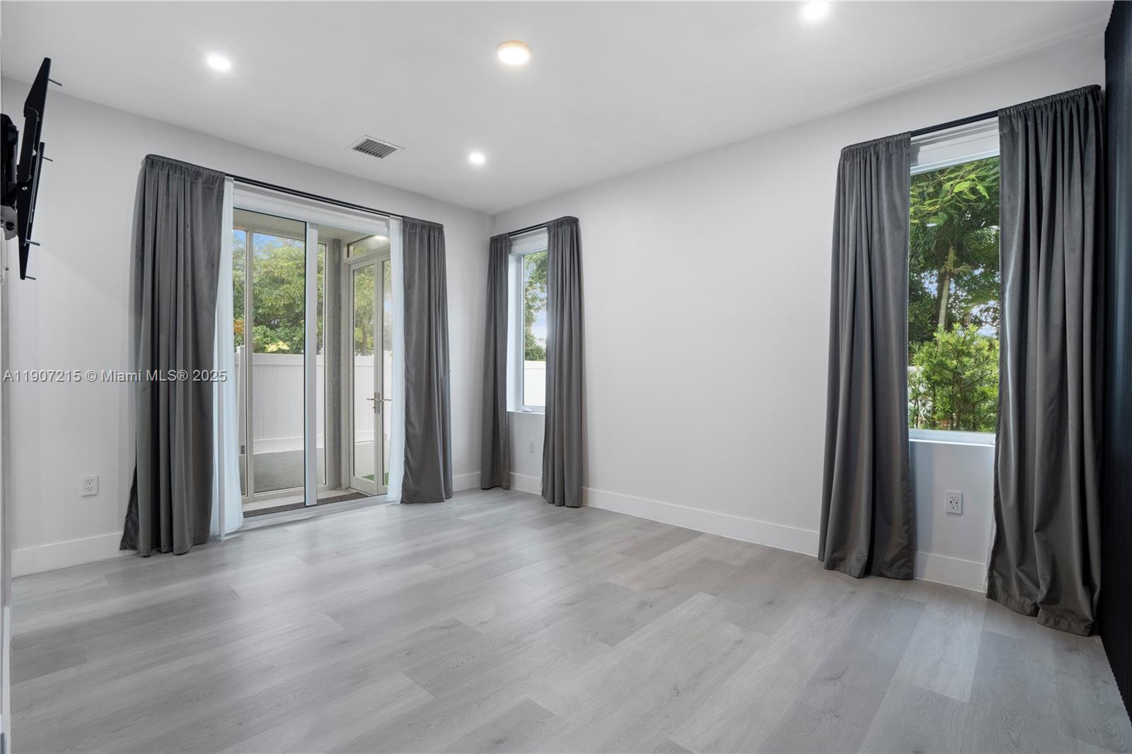 HOLLYWOOD BEACH GARDENS - Residential Lease