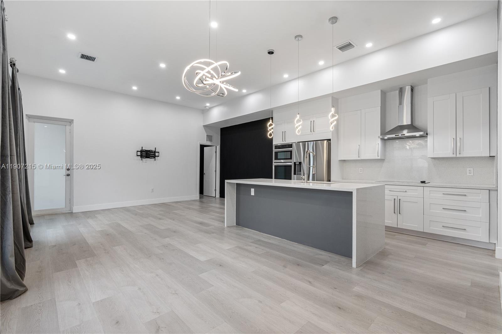 HOLLYWOOD BEACH GARDENS - Residential Lease