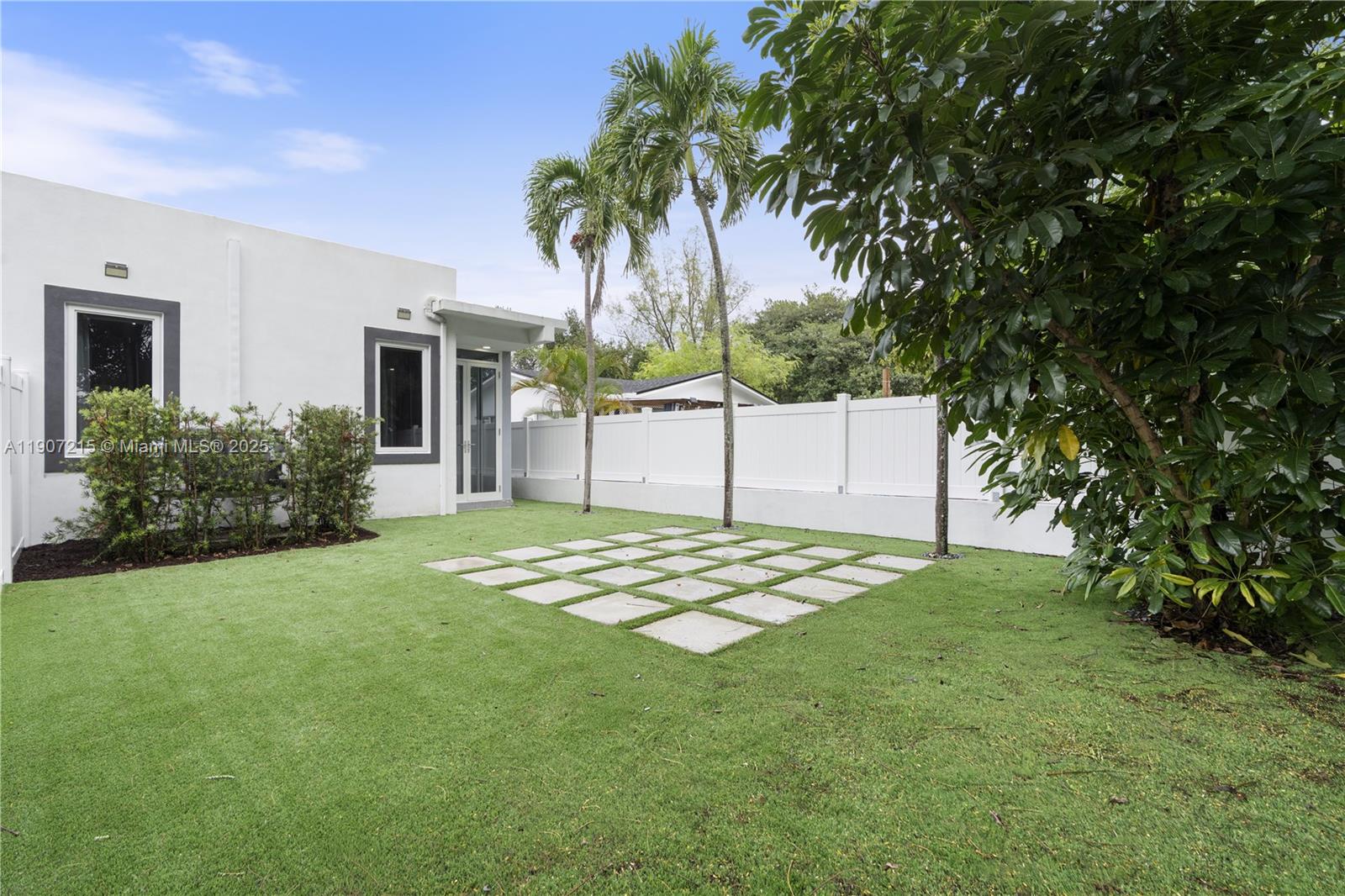 HOLLYWOOD BEACH GARDENS - Residential Lease