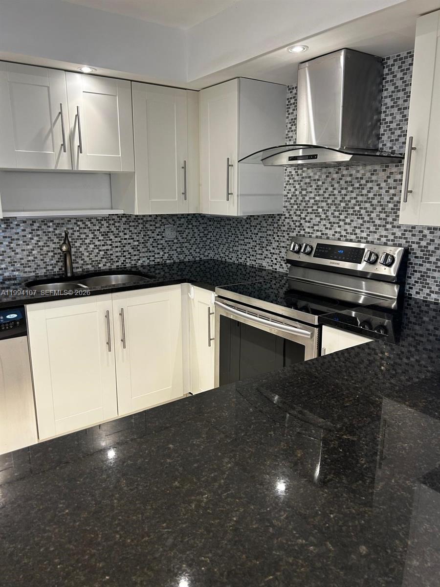 501 Three Islands Blvd 108