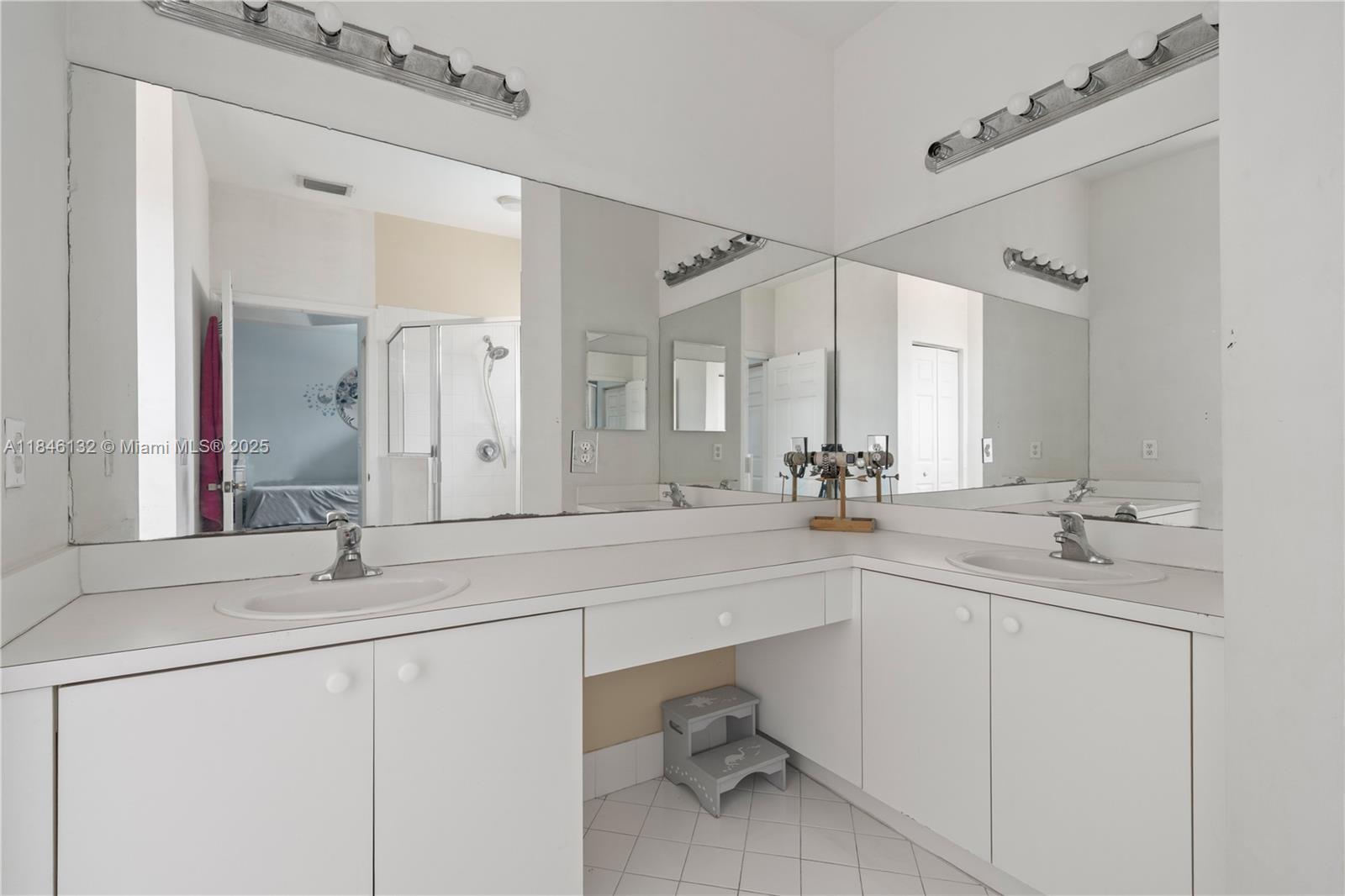 FLORIDIAN BAY ESTATES - Residential