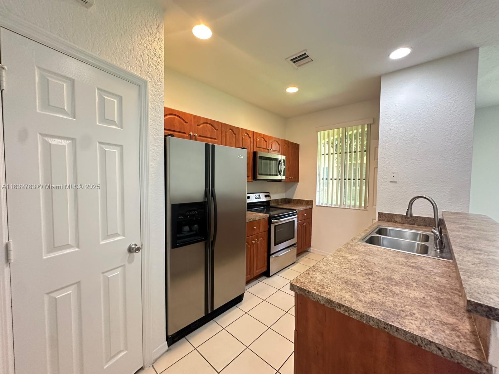 AMAZING PLACE FOR RENT GREAT UNIT 2 BED 2.5 BATH, WALKING CLOSETS BEAUTIFUL UNIT IN THIS QUIET AND GREAT LOCATED BUILDING, CLOSE TO SHOPPINGS CENTERS MALLS AND EXCELLENT SCHOOLS! MUST SEE It !! USE SHOWING ASSIST!! EQUAL HOUSING OPPORTUNITY. EASY TO SHOW IT - *move in with just first and security*
--