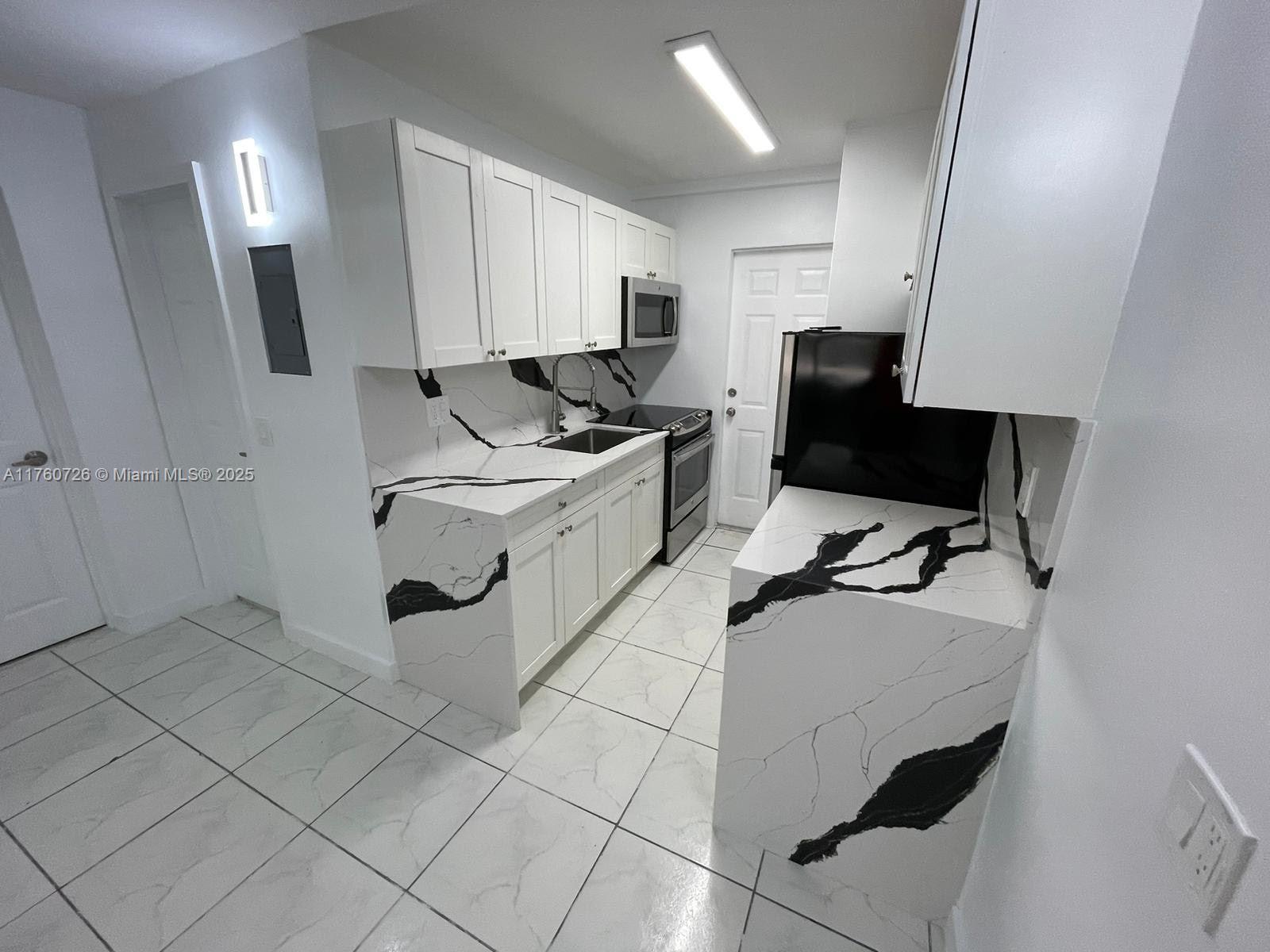 Rental Property at 1709 Nw 8th Ct Apto 2, Fort Lauderdale, Broward County, Florida - Bedrooms: 2 
Bathrooms: 1  - $1,900 MO.