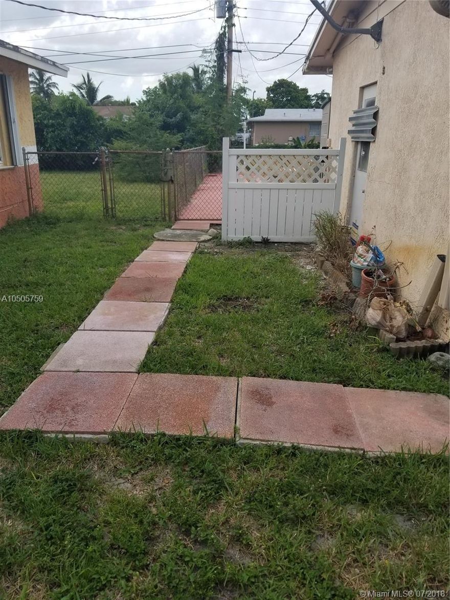 Lovely 1 bed 1 bat, Full kitchen, Private back area, Separate entrance. This is perfect for a single person. Once you see this you will take it. Fully furnished in a great area. This includes cable, water, internet, trash, electric. A must see.
