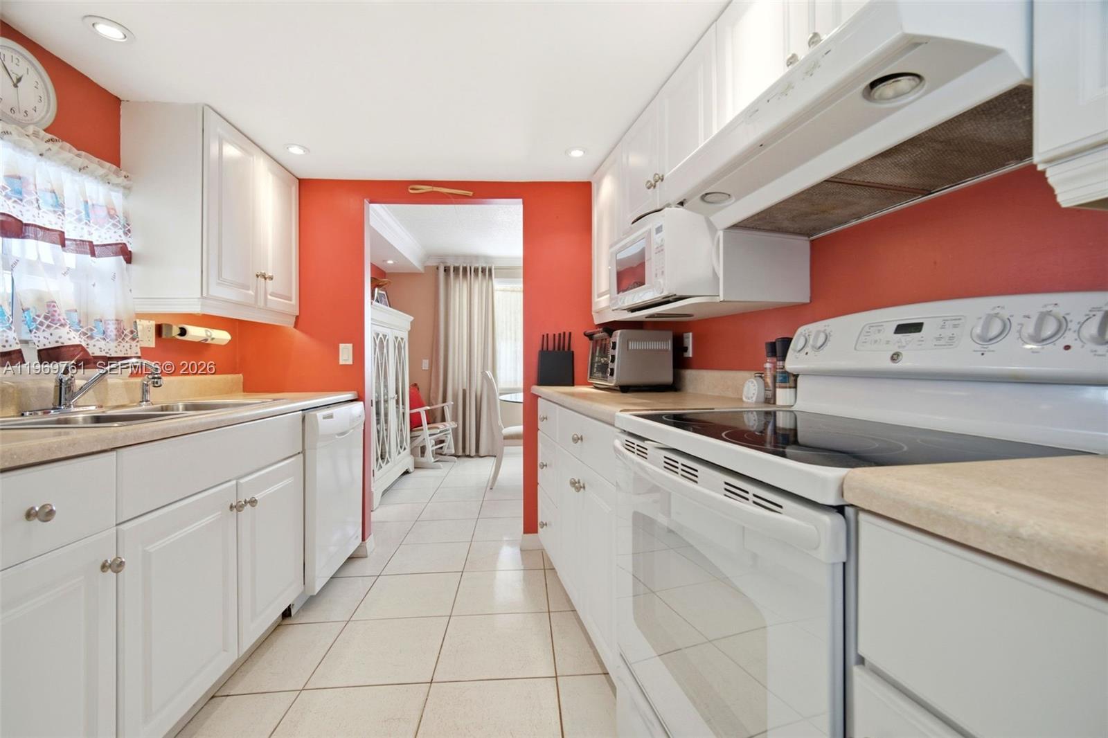 RAVENSWOOD ESTATES & MARI - Residential