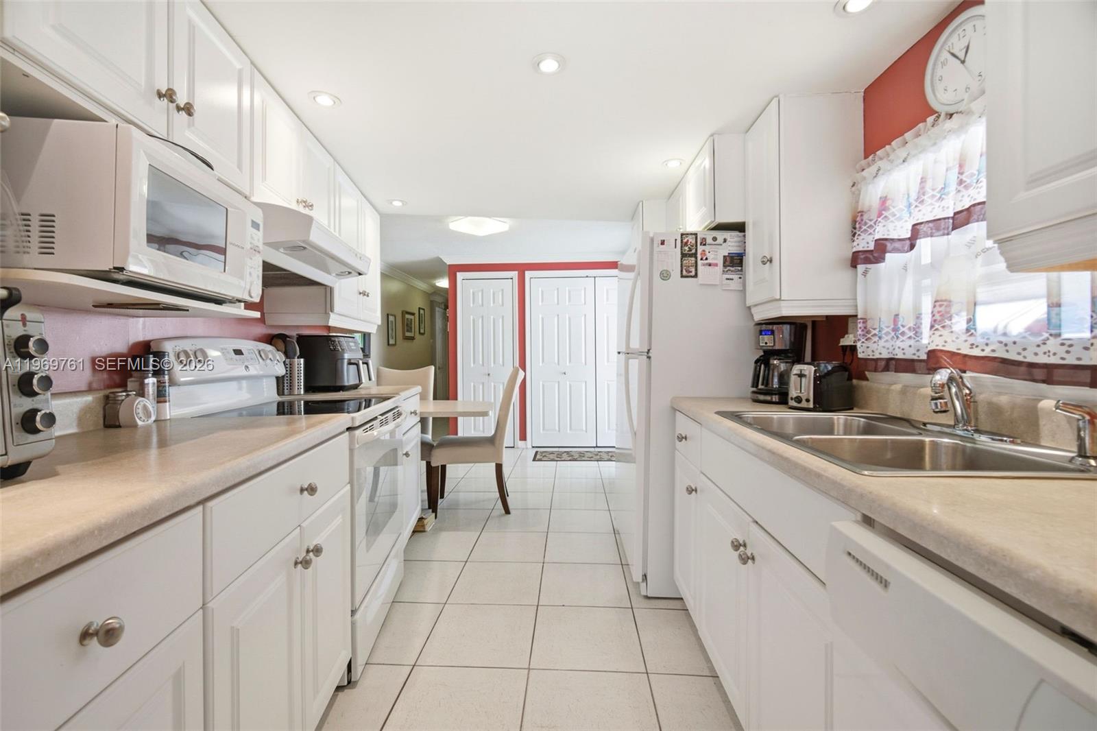 RAVENSWOOD ESTATES & MARI - Residential