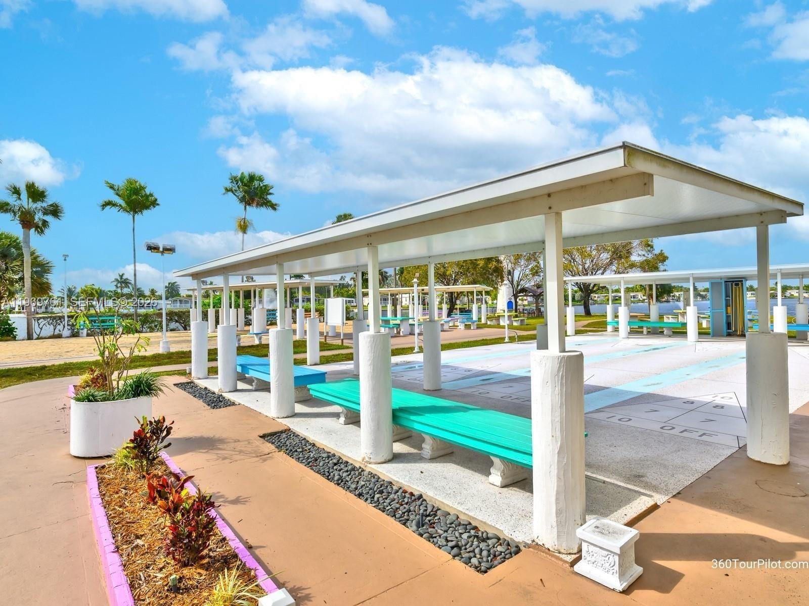 RAVENSWOOD ESTATES & MARI - Residential