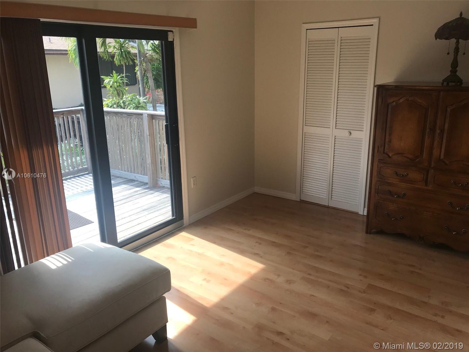 BRIAR BAY TWNHS ESTATES - Residential