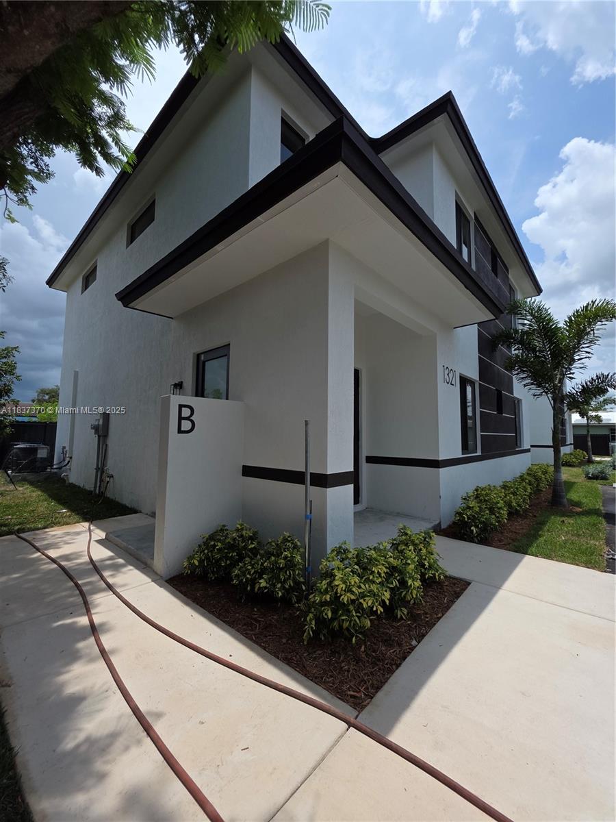 This brand-new, spacious 4-bedroom, 2-bathroom duplex unit offers modern living. Enjoy a stylish kitchen with a stove, dishwasher, and convenient in-unit washer/dryer. Direct access to a private yard provides outdoor enjoyment. No pets allowed. Section 8 vouchers accepted. Ideal for comfortable family living. Schedule your viewing today!