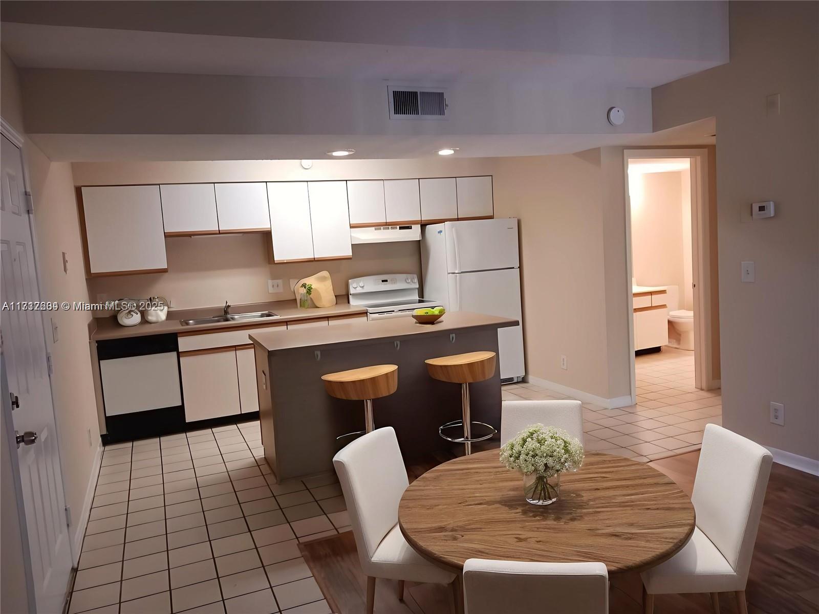 WINDWARD LAKES CONDO - Residential