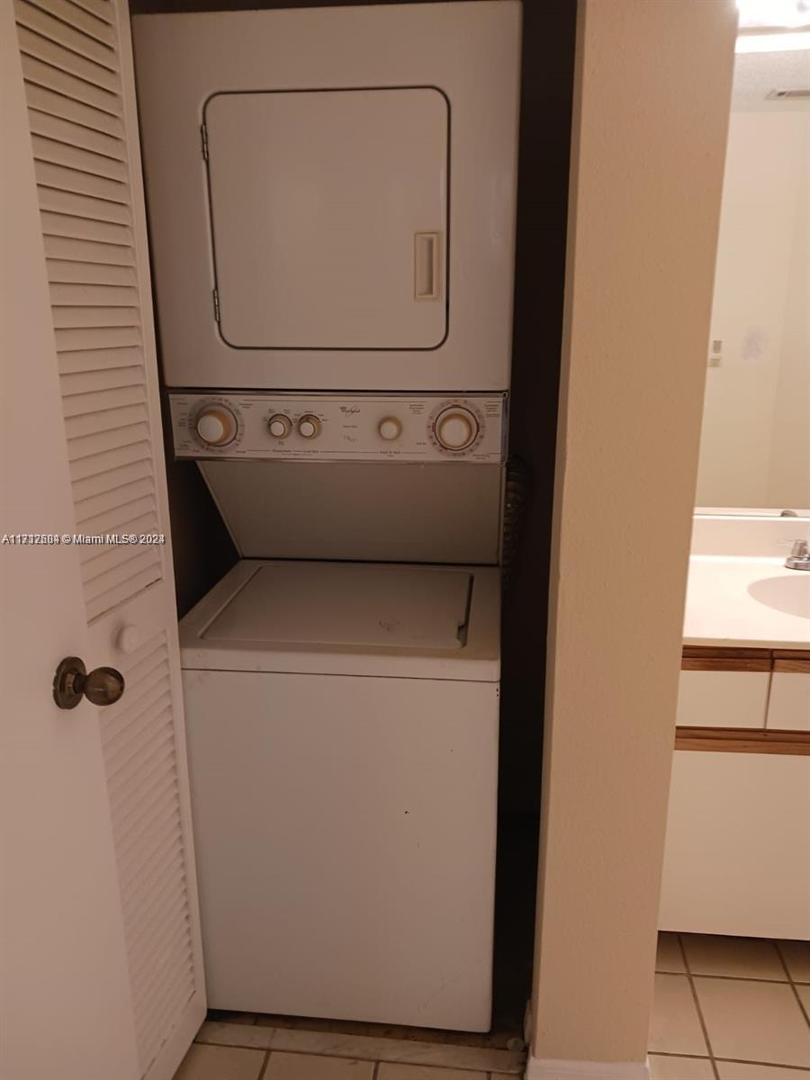 WINDWARD LAKES CONDO - Residential