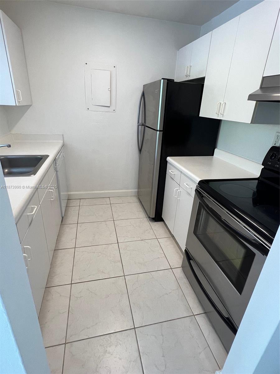 Excellent Location!!!! 1 Bedrooms 1 Bathroom Apartment well maintained, with central AC unit, balcony, ceramic floors, vinyl laminated in bedroom, elevator building, community pool, laundry on each floor, 1 assigned parking space. Ready to rent. Near to Coral Gables, Miracle Mile, Shopping and schools. Easy access to Brickell and I95.