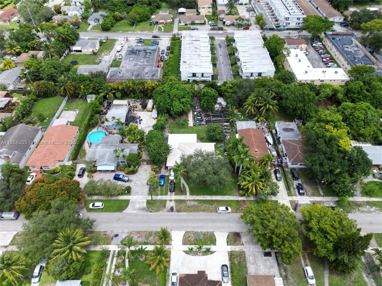 HOLLYWOOD LITTLE RANCHES - Residential