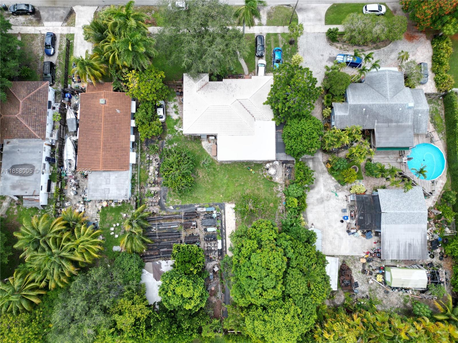 HOLLYWOOD LITTLE RANCHES - Residential