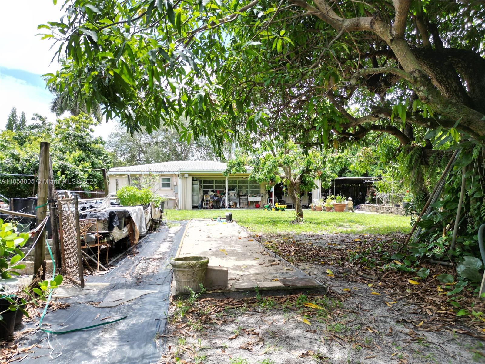 HOLLYWOOD LITTLE RANCHES - Residential