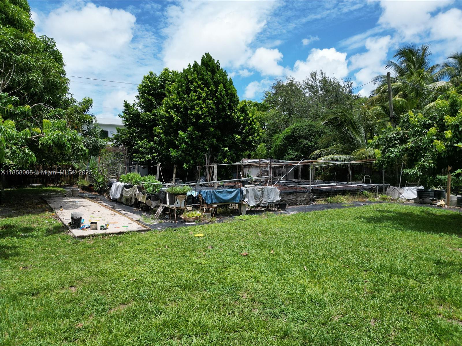 HOLLYWOOD LITTLE RANCHES - Residential