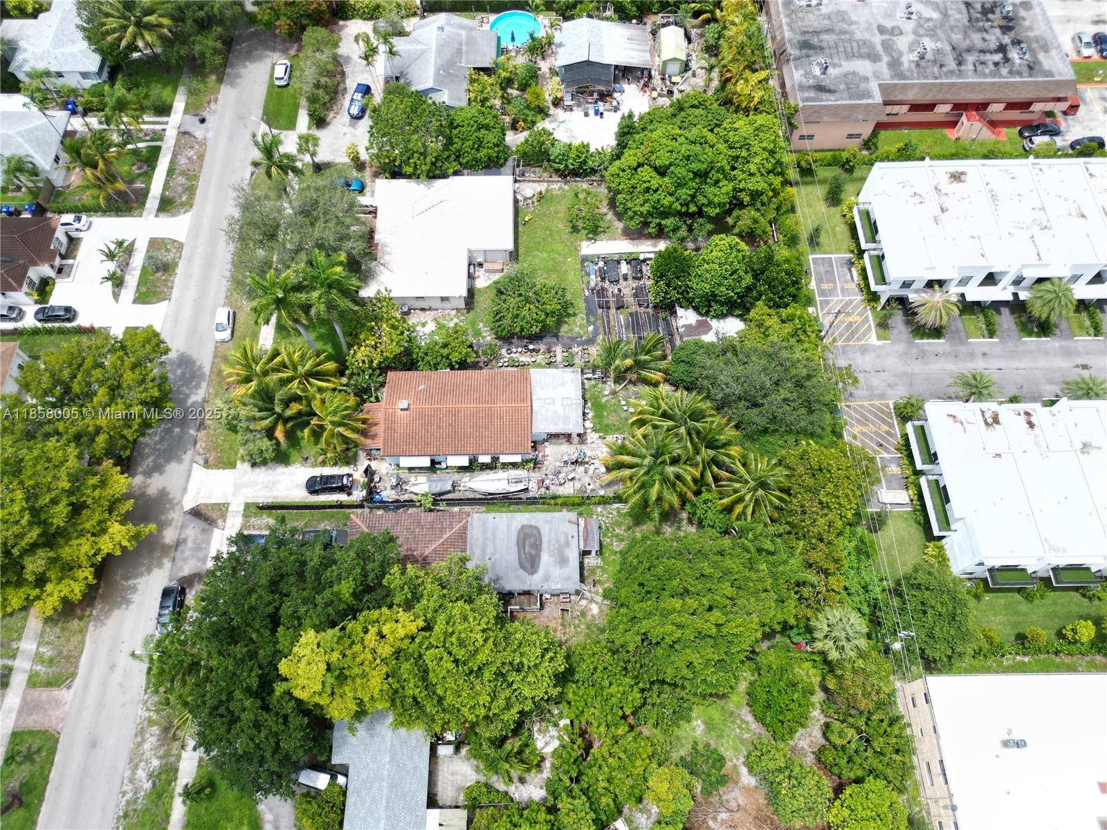 HOLLYWOOD LITTLE RANCHES - Residential