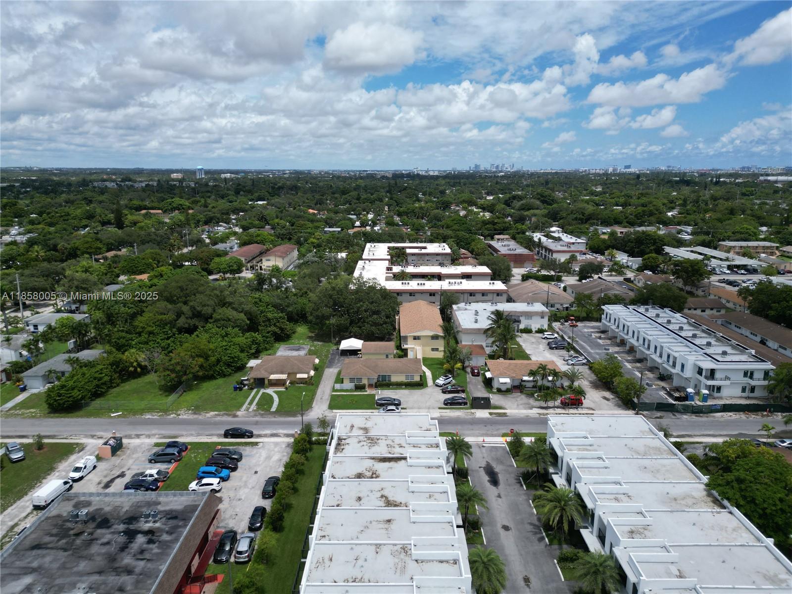 HOLLYWOOD LITTLE RANCHES - Residential