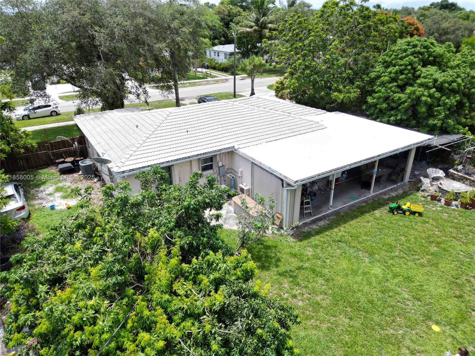 HOLLYWOOD LITTLE RANCHES - Residential