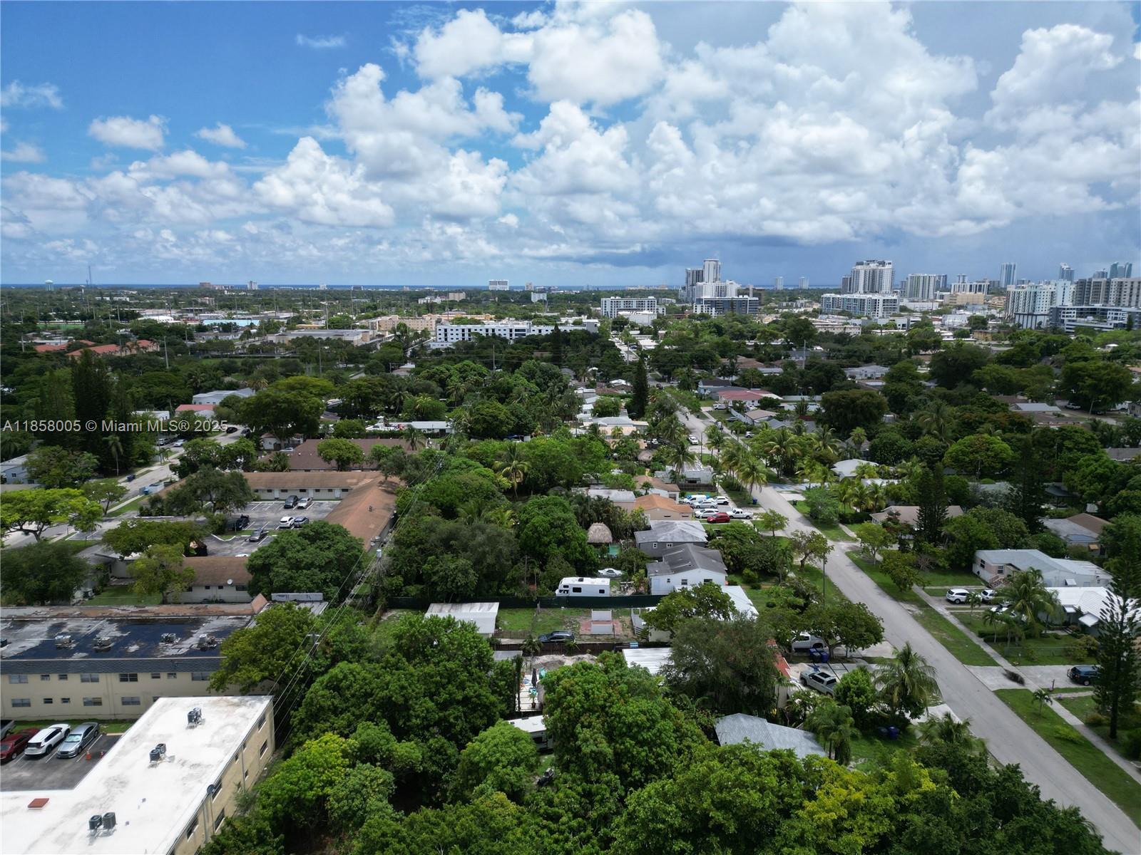 HOLLYWOOD LITTLE RANCHES - Residential