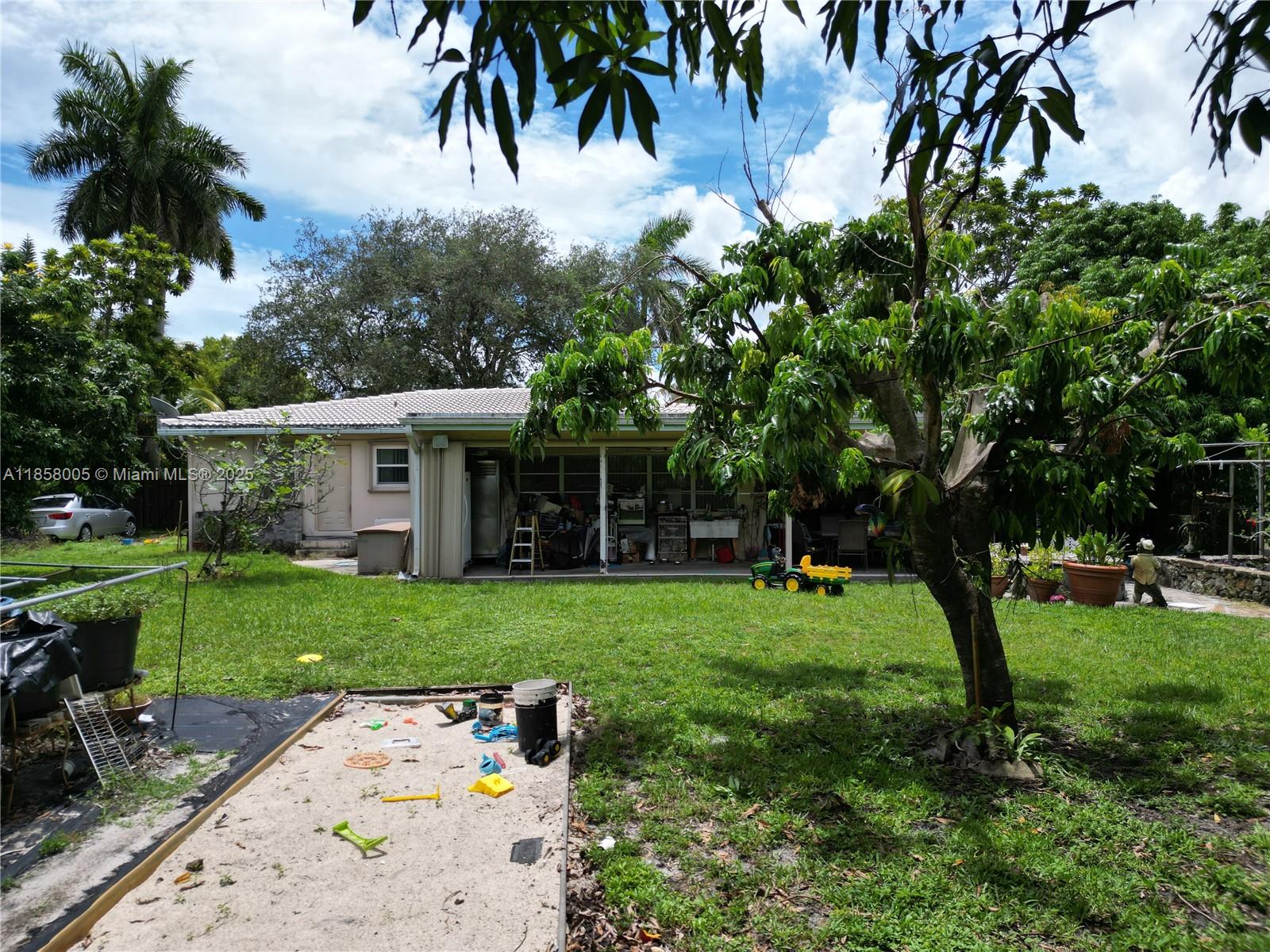 HOLLYWOOD LITTLE RANCHES - Residential