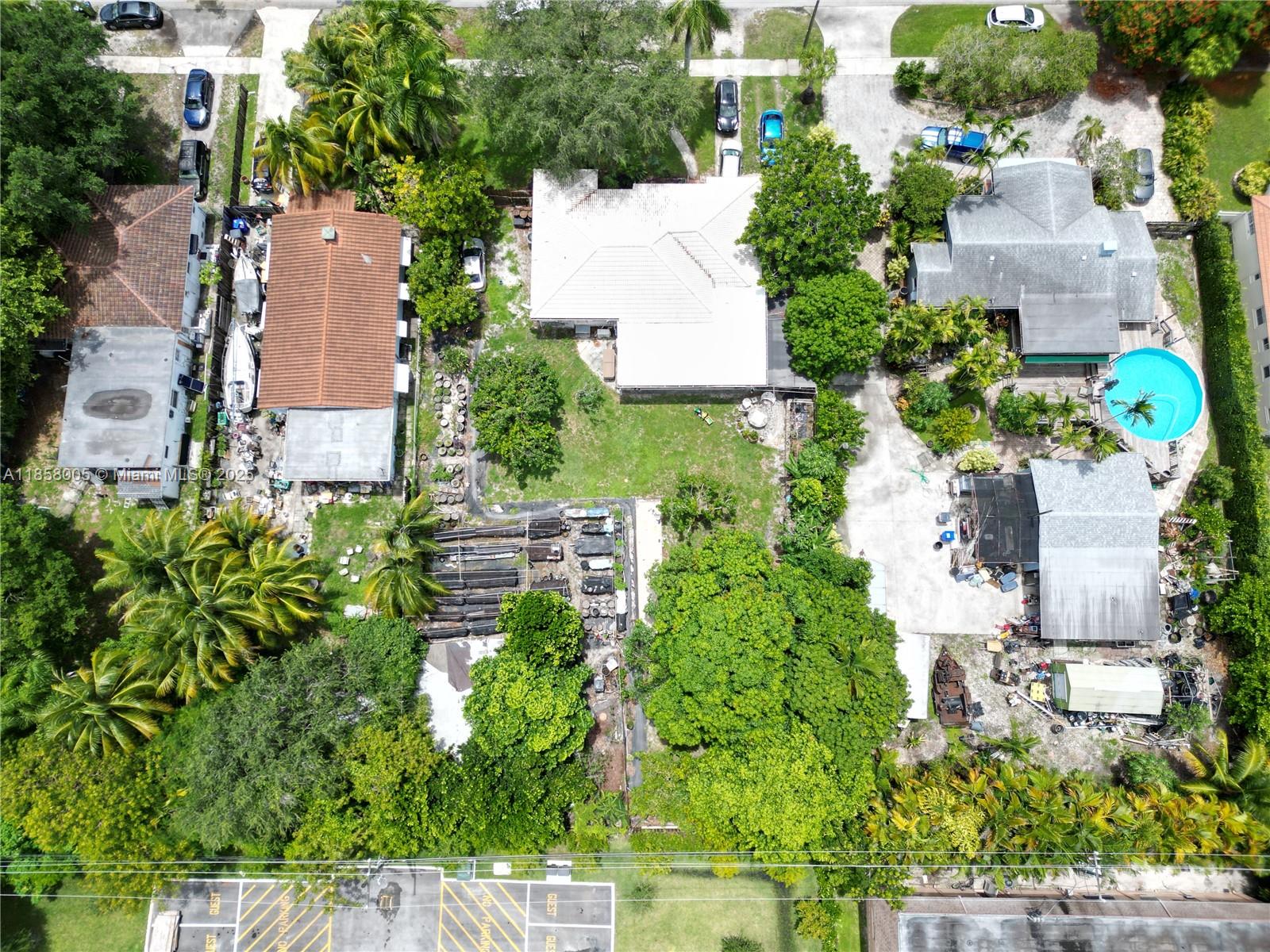 HOLLYWOOD LITTLE RANCHES - Residential