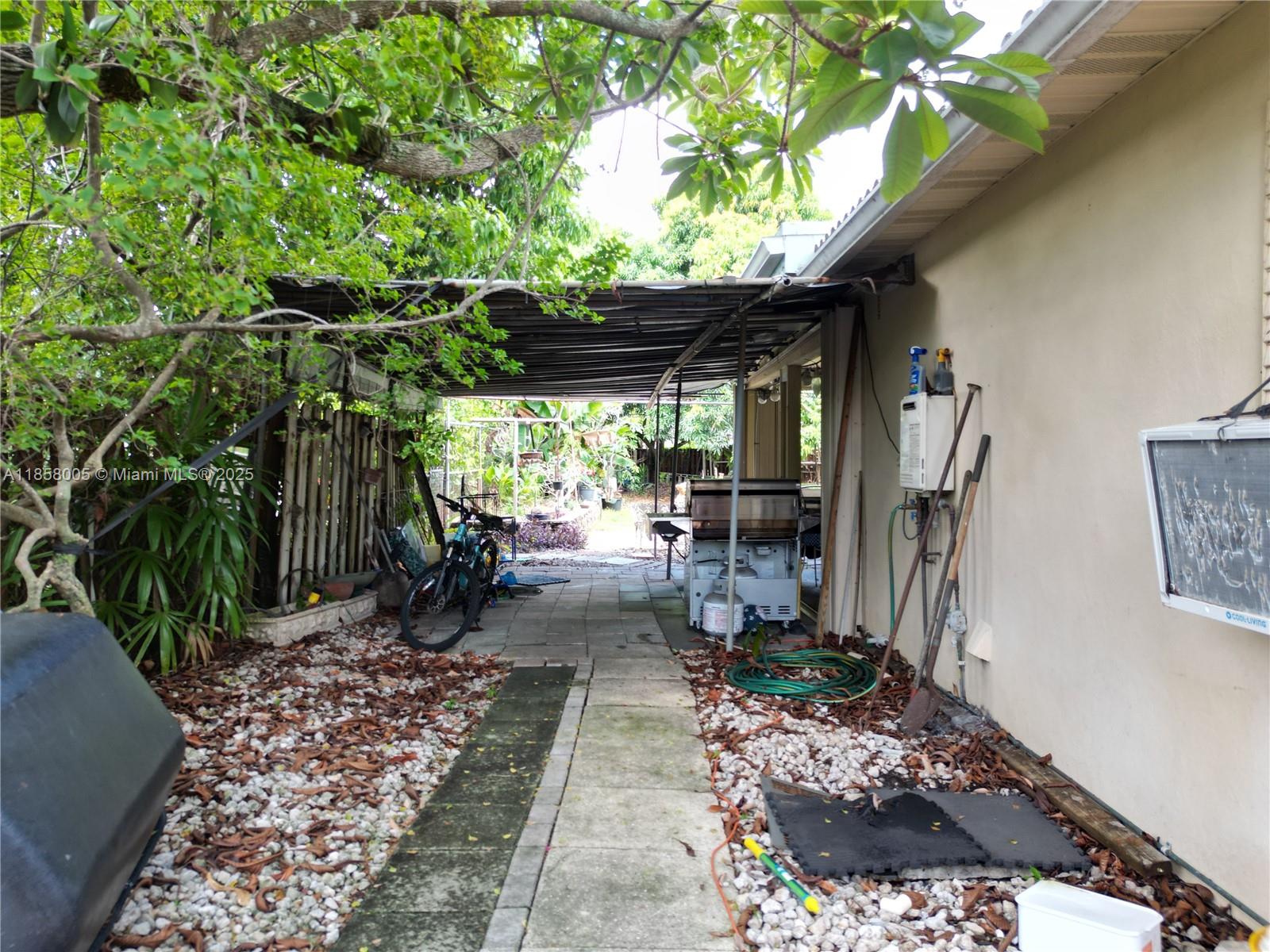 HOLLYWOOD LITTLE RANCHES - Residential