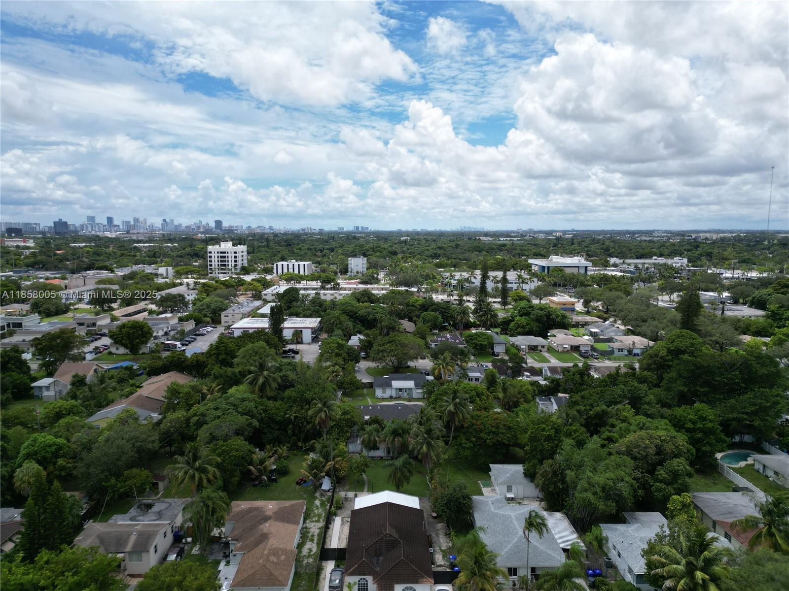 HOLLYWOOD LITTLE RANCHES - Residential