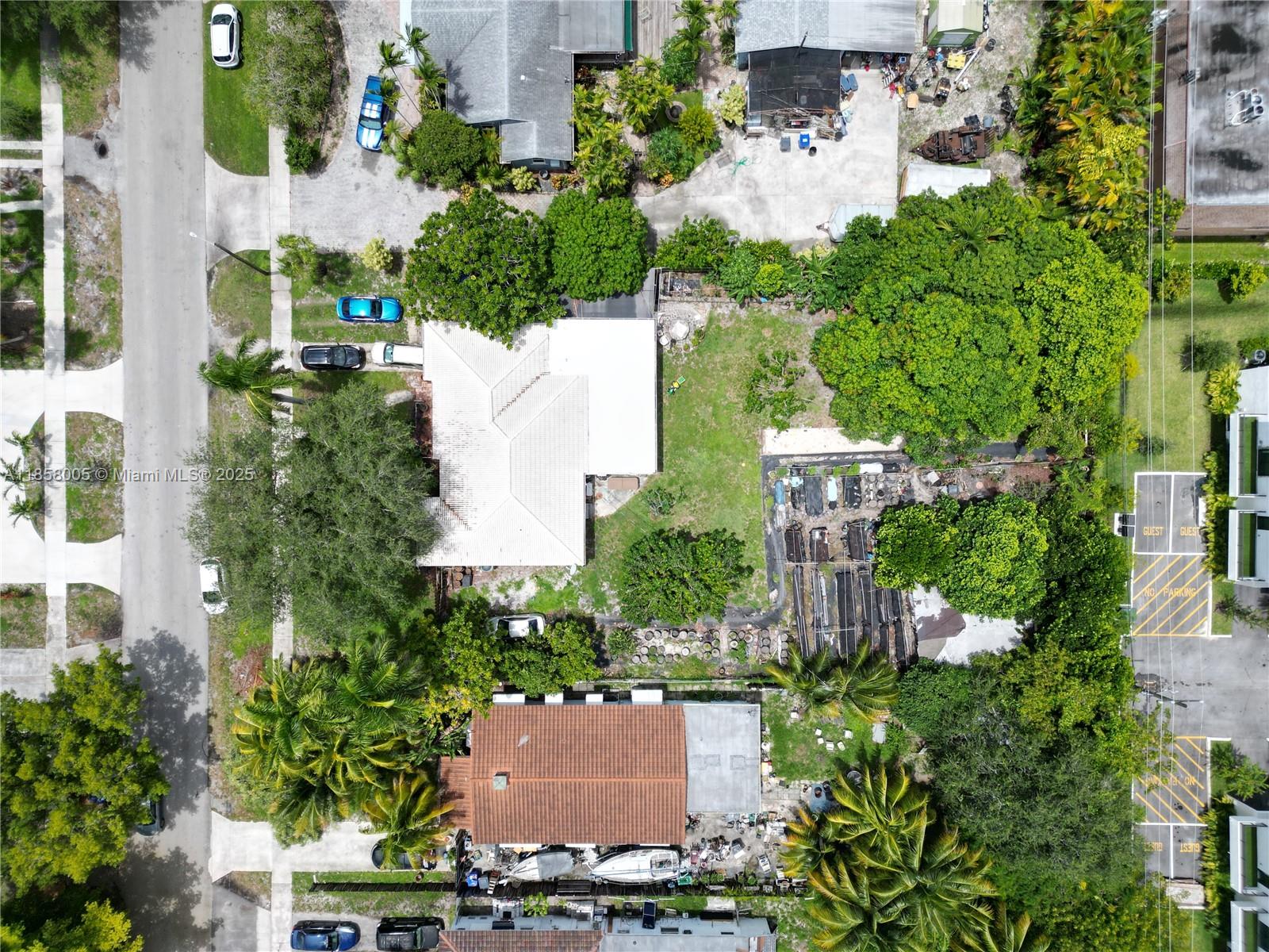 HOLLYWOOD LITTLE RANCHES - Residential