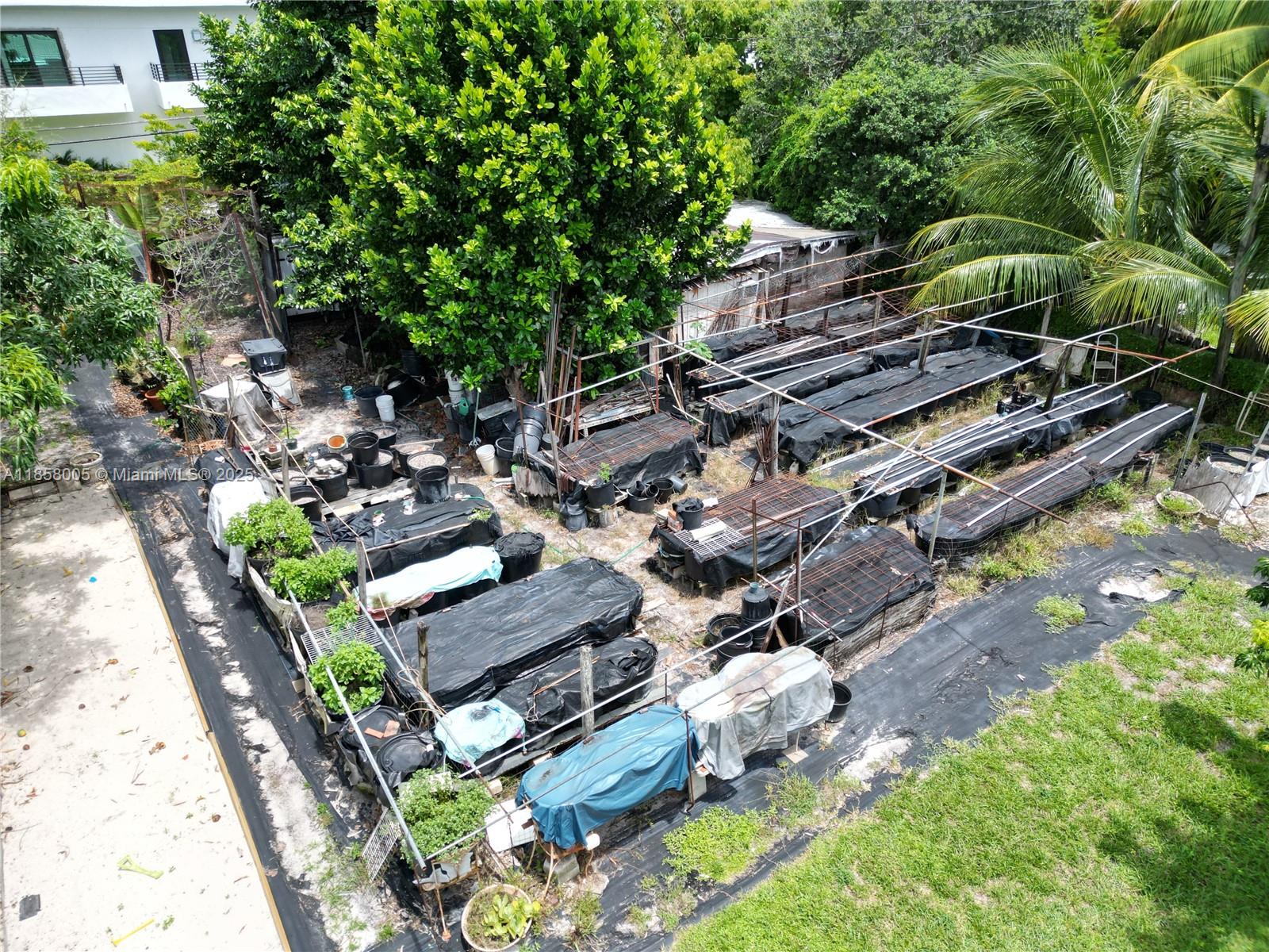 HOLLYWOOD LITTLE RANCHES - Residential